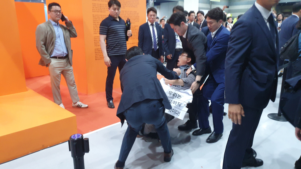 작가를 끌어내고 팽개치는 서울국제도서전